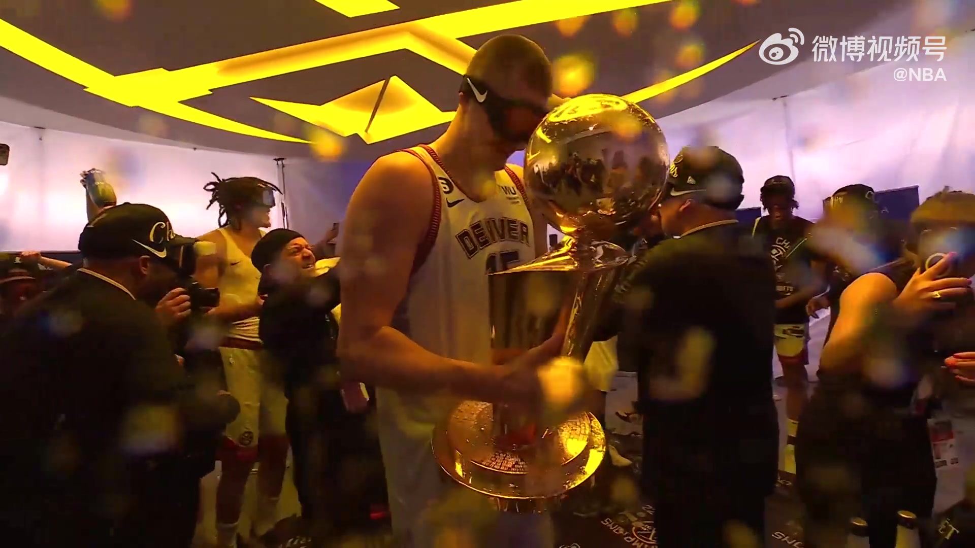 戴好护目镜掘金众将赛后准备开始香槟大战